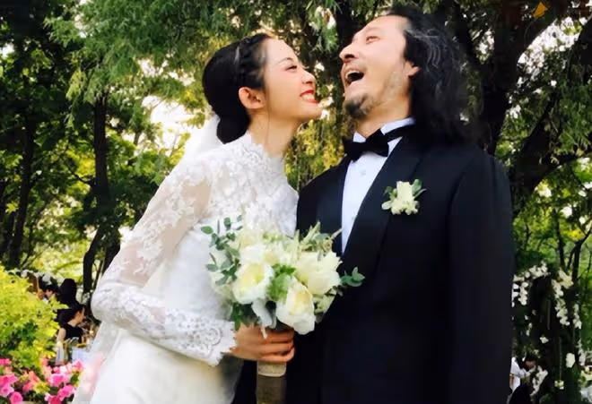 三寶與小25歲嬌妻秀恩愛!54歲已頭髮花白,夫妻同框被指像父女