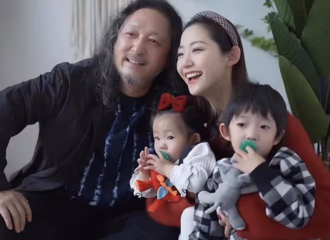 三寶與小25歲嬌妻秀恩愛!54歲已頭髮花白,夫妻同框被指像父女