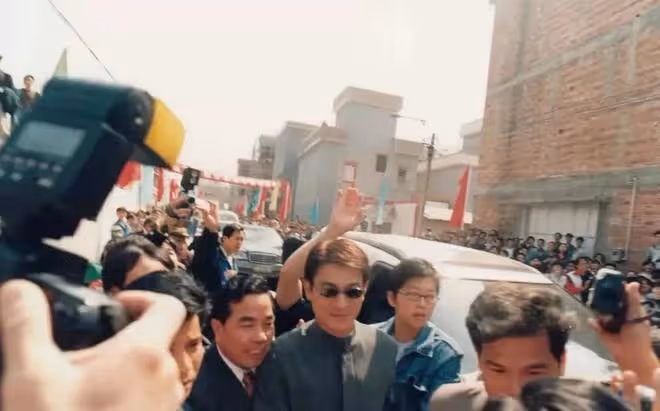 1997年劉德華廣東認祖歸宗,親姐姐一貧如洗,他有沒有幫助姐姐?