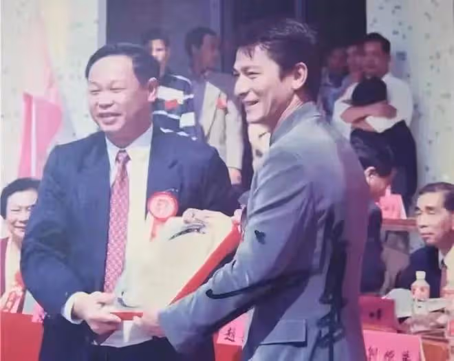 1997年劉德華廣東認祖歸宗,親姐姐一貧如洗,他有沒有幫助姐姐?