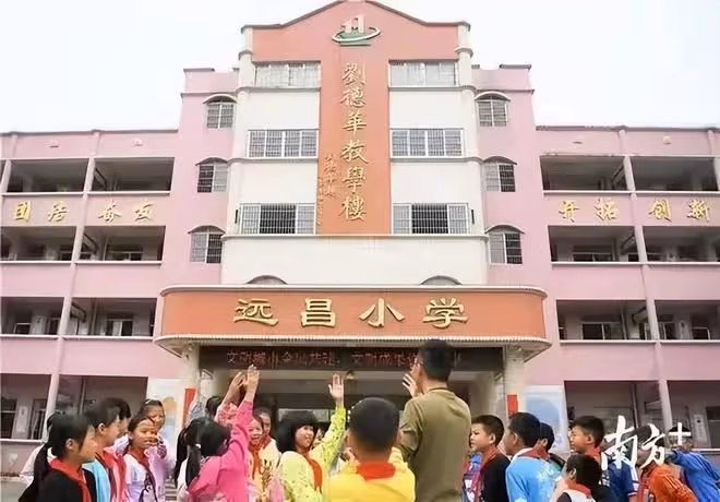 1997年劉德華廣東認祖歸宗,親姐姐一貧如洗,他有沒有幫助姐姐?
