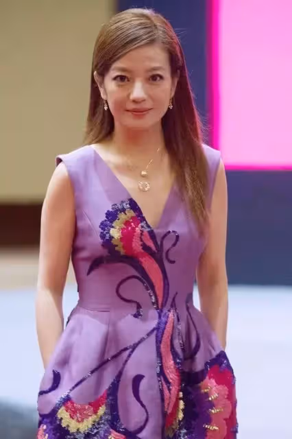 趙薇心夠大！45歲也敢「素顏」亮相節目，鏡頭拉近，網友：女神終究也老了!