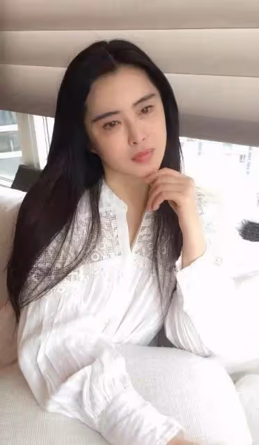 「55歲王祖賢」自信樣子太佩服!面對「五官變樣」衰老一點「不遮掩」,大方曬出素顏照:自然就是最美的