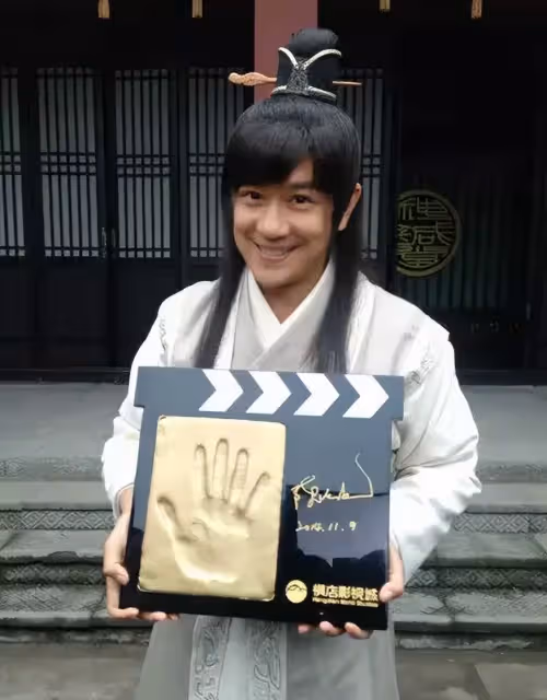 一臉褶子演少年、拋棄底線演爛片,2022年「最辣眼」的8位港星