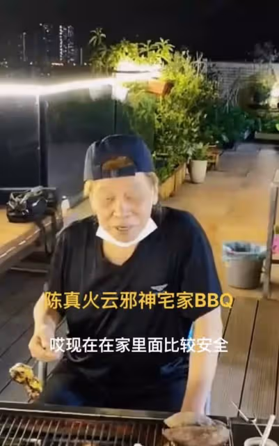 74歲梁小龍定居內地,豪宅燒烤太愜意,花園里種滿綠植環境優美