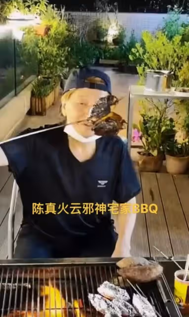 74歲梁小龍定居內地,豪宅燒烤太愜意,花園里種滿綠植環境優美