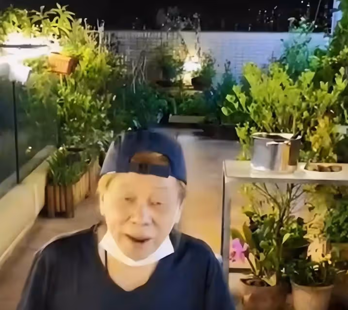 74歲梁小龍定居內地,豪宅燒烤太愜意,花園里種滿綠植環境優美