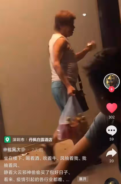 74歲梁小龍定居內地,豪宅燒烤太愜意,花園里種滿綠植環境優美