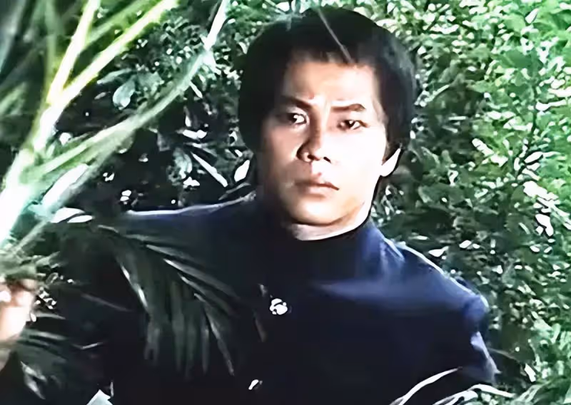 74歲梁小龍定居內地,豪宅燒烤太愜意,花園里種滿綠植環境優美