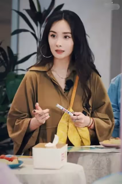 楊冪錄影硬凹少女人設?生圖臉頰深陷皮膚鬆弛,法令紋明顯超顯老