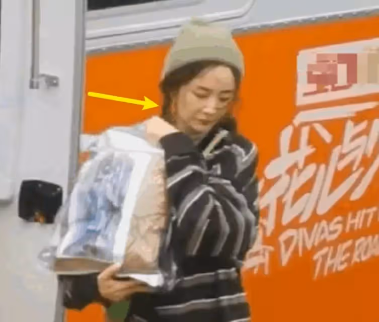 楊冪錄影硬凹少女人設?生圖臉頰深陷皮膚鬆弛,法令紋明顯超顯老