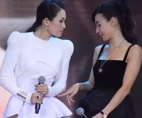 張柏芝和章子怡罕同臺,一個高傲的像女王,一個卑微的像丫鬟