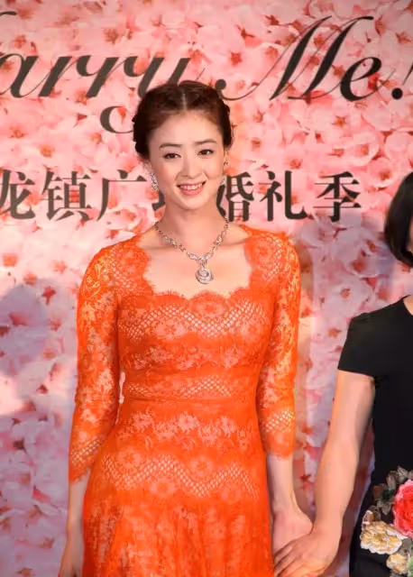 36歲蔣欣撞衫54歲劉嘉玲!穿紅色蕾絲鏤空裙「凹凸感」太強,網友:真是「誰醜誰尷尬」