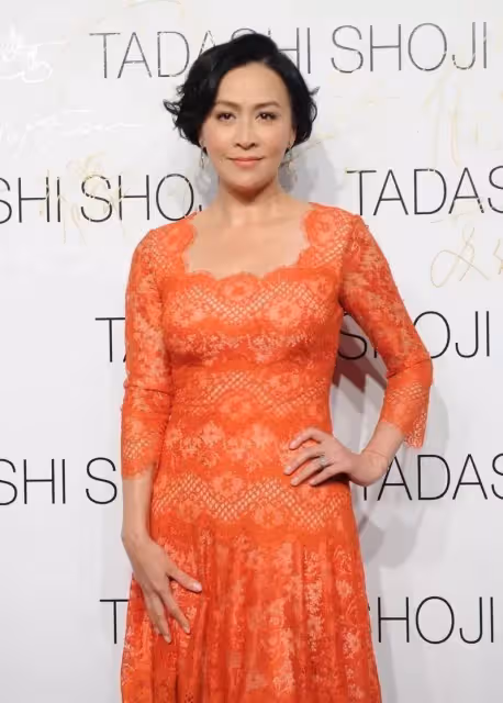 36歲蔣欣撞衫54歲劉嘉玲!穿紅色蕾絲鏤空裙「凹凸感」太強,網友:真是「誰醜誰尷尬」