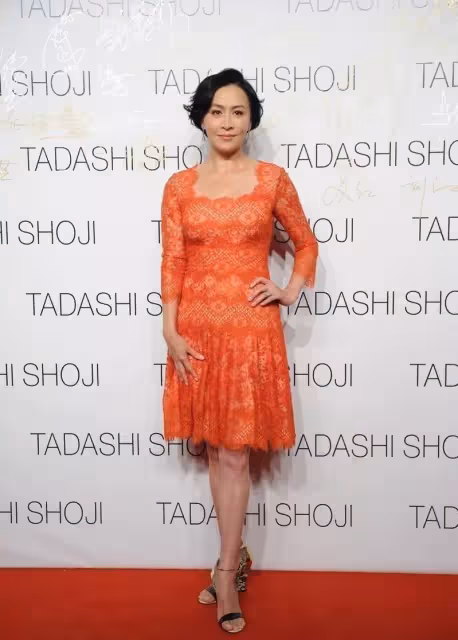 36歲蔣欣撞衫54歲劉嘉玲!穿紅色蕾絲鏤空裙「凹凸感」太強,網友:真是「誰醜誰尷尬」