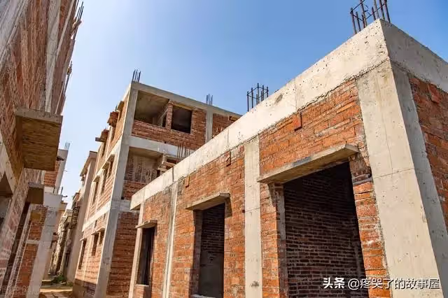偷偷出錢給二兒子蓋房,卻不管大兒子,大兒子前來鬧事