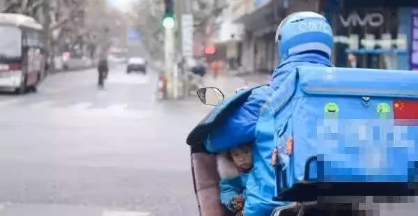 妻子嫌家窮離開!單親父抱2歲女送外賣維生,機車當半個家,天天共吃一碗飯「女娃為父夾菜畫面催淚」。