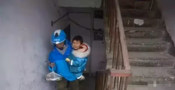 妻子嫌家窮離開!單親父抱2歲女送外賣維生,機車當半個家,天天共吃一碗飯「女娃為父夾菜畫面催淚」。