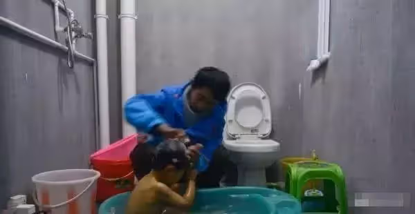 妻子嫌家窮離開!單親父抱2歲女送外賣維生,機車當半個家,天天共吃一碗飯「女娃為父夾菜畫面催淚」。
