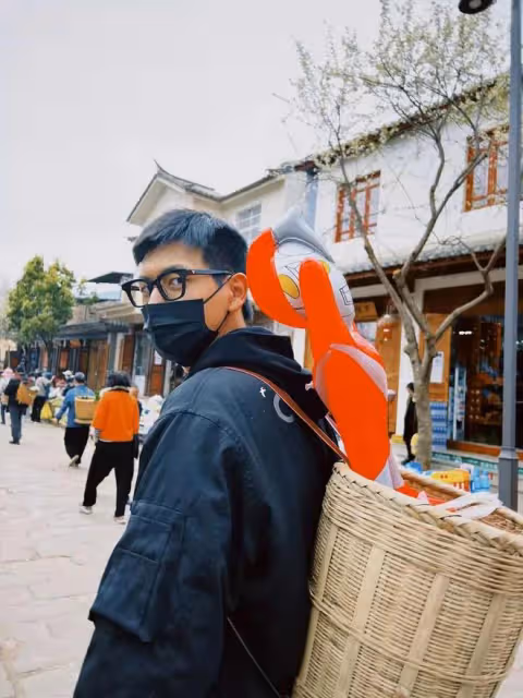 李現劉亦菲新劇路透，女方長發飄飄皮膚超白，男方羞澀不敢擁抱