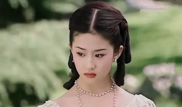 李現劉亦菲新劇路透，女方長發飄飄皮膚超白，男方羞澀不敢擁抱