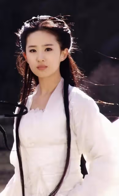 李現劉亦菲新劇路透，女方長發飄飄皮膚超白，男方羞澀不敢擁抱