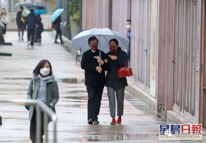 最美港姐甜喂老公吃雪糕！雨中繞實羅康瑞淺水灣漫步