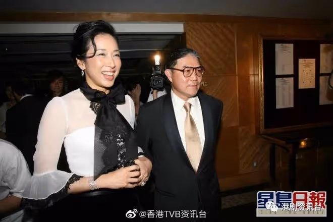最美港姐甜喂老公吃雪糕！雨中繞實羅康瑞淺水灣漫步