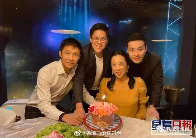 最美港姐甜喂老公吃雪糕！雨中繞實羅康瑞淺水灣漫步