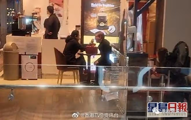 最美港姐甜喂老公吃雪糕！雨中繞實羅康瑞淺水灣漫步