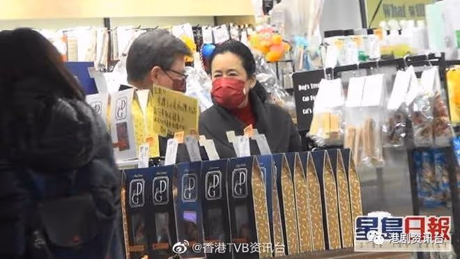 最美港姐甜喂老公吃雪糕！雨中繞實羅康瑞淺水灣漫步