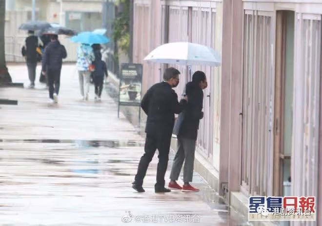 最美港姐甜喂老公吃雪糕！雨中繞實羅康瑞淺水灣漫步