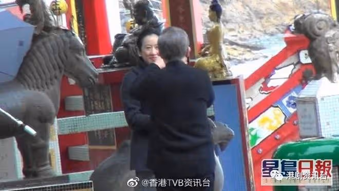 最美港姐甜喂老公吃雪糕！雨中繞實羅康瑞淺水灣漫步