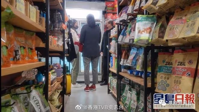 最美港姐甜喂老公吃雪糕！雨中繞實羅康瑞淺水灣漫步