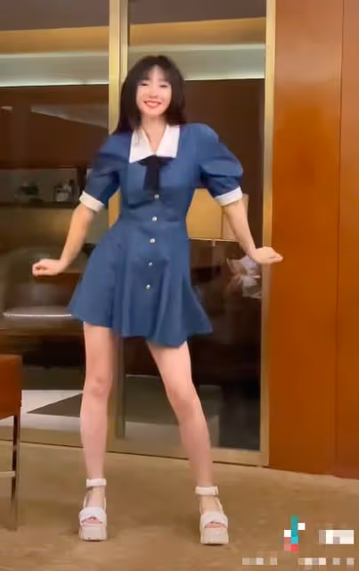 柳岩家中跳舞給粉絲放福利,四十歲狀態像少女,至今沒人追太可惜