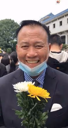 64歲萬梓良現身商演　「走路需靠兩人攙扶」健康疑似亮紅燈