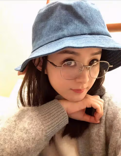 趙麗穎親弟撞臉霍建華,在老家工作照顧父母,妻子漂亮有氣質,網友:不輸明星
