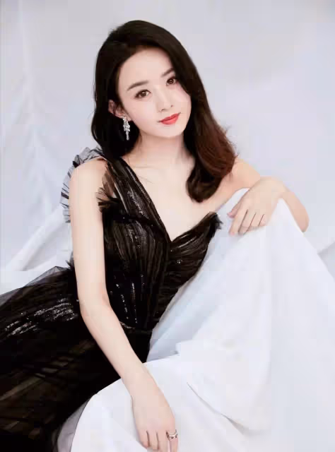 趙麗穎親弟撞臉霍建華,在老家工作照顧父母,妻子漂亮有氣質,網友:不輸明星