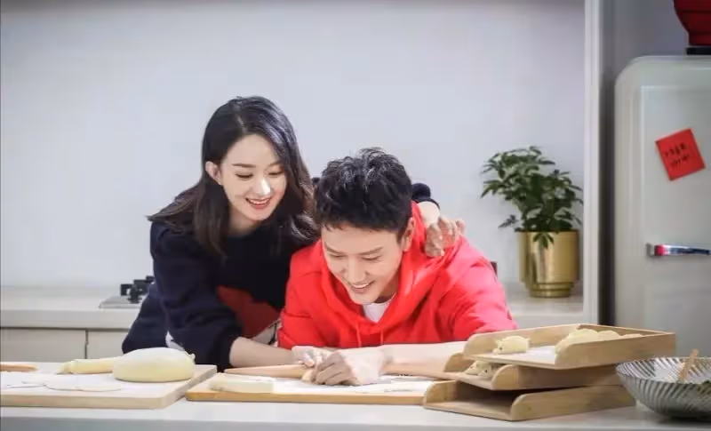 趙麗穎親弟撞臉霍建華,在老家工作照顧父母,妻子漂亮有氣質,網友:不輸明星