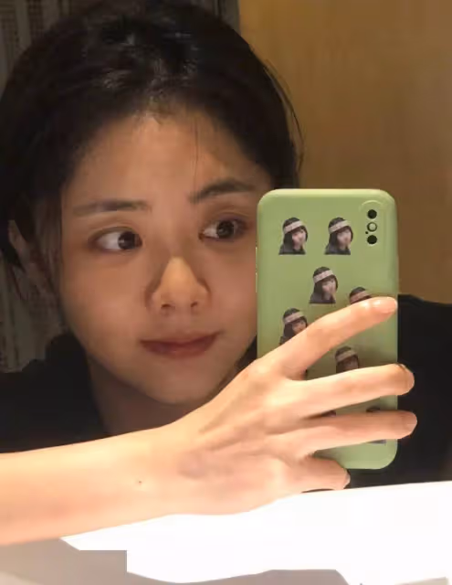 真不愧是童顏王者!31歲譚松韻曬「素顏」自拍,失去妝容的修飾,網友:明明是一張「少女臉」