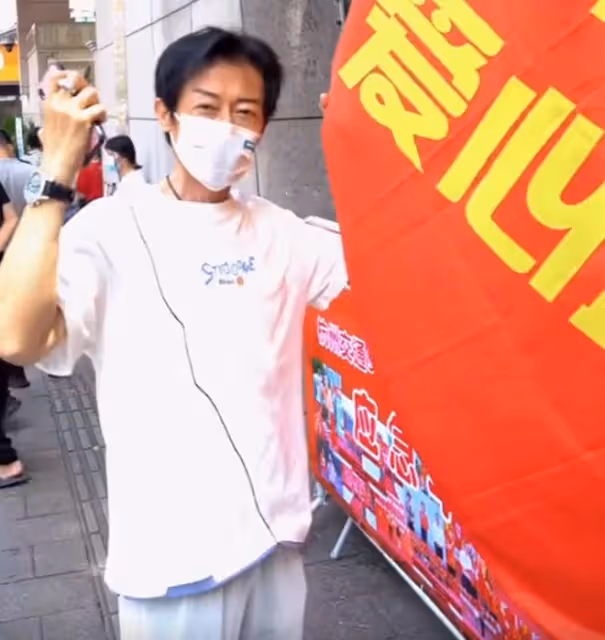 70歲港星陳勛奇定居內地！高考首日現身考場，烈日下給學生打氣