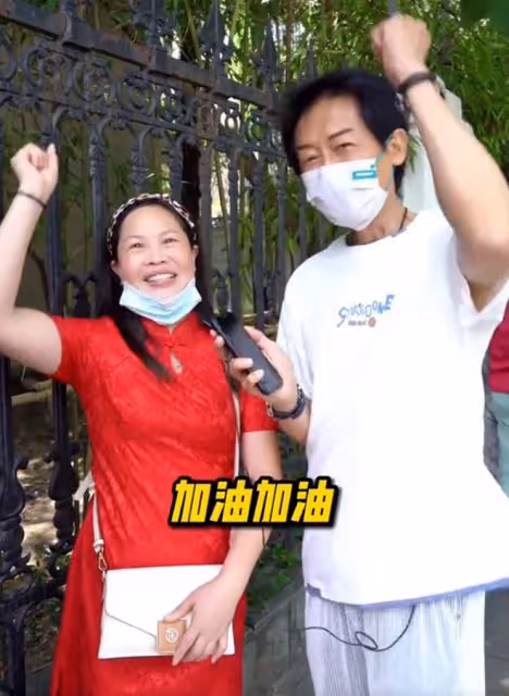70歲港星陳勛奇定居內地！高考首日現身考場，烈日下給學生打氣