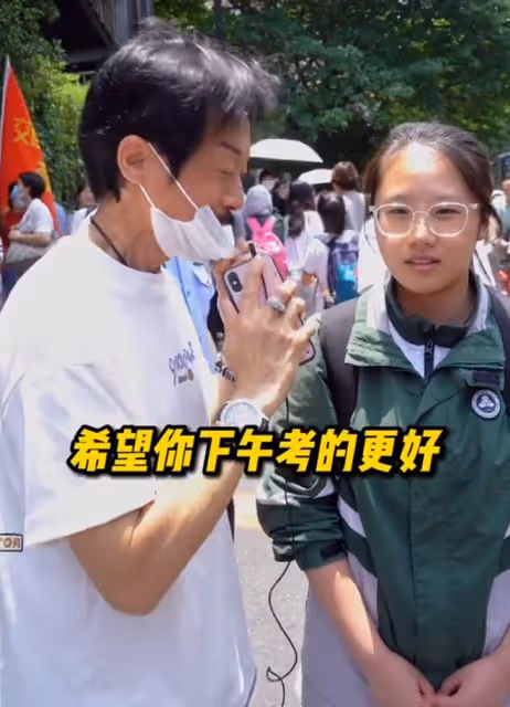 70歲港星陳勛奇定居內地！高考首日現身考場，烈日下給學生打氣