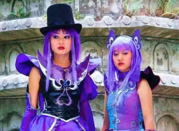 黑魔仙官宣結婚,民政局前拍照超新穎,當街親吻把一旁大爺甜到了