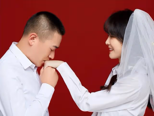 黑魔仙官宣結婚,民政局前拍照超新穎,當街親吻把一旁大爺甜到了