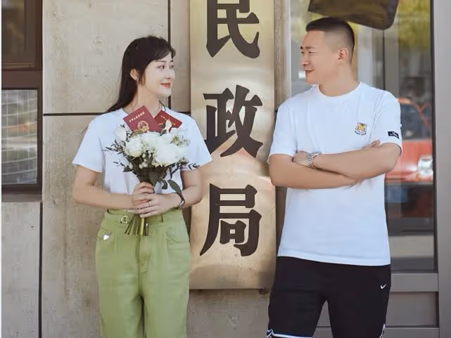 黑魔仙官宣結婚,民政局前拍照超新穎,當街親吻把一旁大爺甜到了