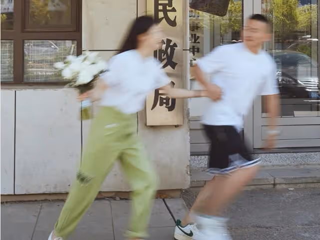 黑魔仙官宣結婚,民政局前拍照超新穎,當街親吻把一旁大爺甜到了