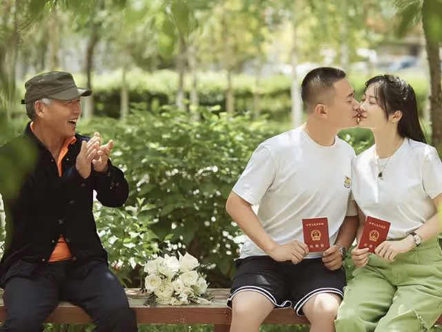 黑魔仙官宣結婚,民政局前拍照超新穎,當街親吻把一旁大爺甜到了