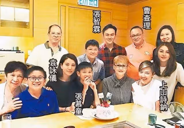 71歲曹查理罕露面，頭髮稀少眼神犀利，面對鏡頭略顯羞澀，風光一時卻血本無歸，網：老了也讓人敬佩