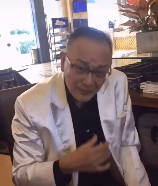 71歲曹查理罕露面，頭髮稀少眼神犀利，面對鏡頭略顯羞澀，風光一時卻血本無歸，網：老了也讓人敬佩